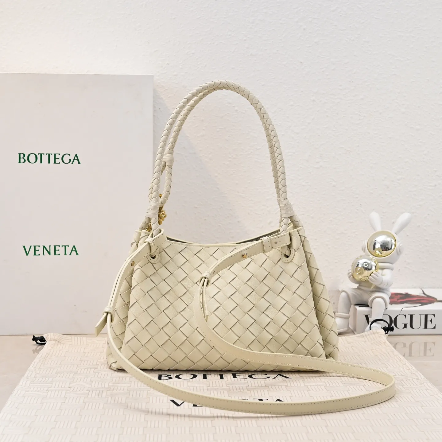 Batch 2060 BOTTEGA VENETA 2025 Autumn New Product Medium Parachuta The long-awaited new medium parachuta is here, with a unique appearance and iconic metal knots, and a whole piece of leather folds the four corners into a parachute shape! The exquisite Knot metal buckle is like putting jewelry on a bag. It is high-end and elegant. Its super capacity can hold all your things! The overall effect of this bag is very different from before. It is neither too delicate to provide a large capacity nor too bulky because of its practicality. It simply provides a perfectly suitable bag for casual and simple people👜 Style number: 5921 Size: 29.5*18.5*17.5cm